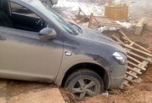 На улице Волкова иномарка провалилась в глубокую яму