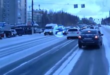 На видео попал момент, как на улице Московской иномарка сбила мужчину