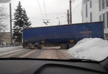 В Кирове фура протаранила два автомобиля и встала поперек дороги