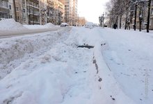 Из-за сильного снега узкие дороги Кирова стали односторонними