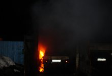 Потеря для водителя: в Юрье вместе с гаражом сгорели две машины