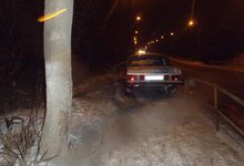 На Луганской водитель «Волги» врезался в ограждение