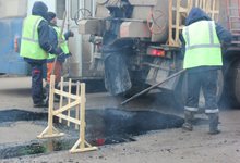 Кировская мэрия: с начала апреля на ремонт дорог ушло более 194 тонн асфальтобетона