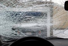 В Коминтерне подростки выбили стекла у автомобиля после неудачного угона