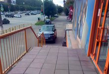 Оставил машину на тротуаре? Наказание найдёт тебя, но не всегда