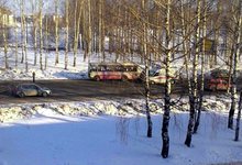 Автобус переехал водителя: мужчина отделался травмами