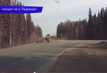 На повороте в Радужный трактор зацепил иномарку