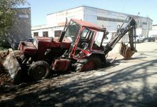 На улице Орджоникидзе в Кирове трактор провалился в яму