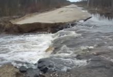 Дорогу в Верхнекамском районе разрушила вода напополам