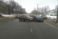 Водитель «девятки» протаранил «Шкоду» на трассе «Вятка»