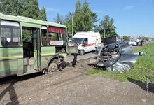 В слободе Лосево «двенадцатая» лоб в лоб столкнулась с автобусом