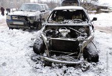 Месть или случайность? Горящий «черный бумер» напугал соседей