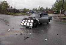 В Яранске при столкновении с «Приорой» у «семерки» оторвало капот