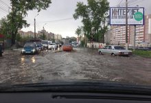 После ливня в Кирове затопило улицу Ленина: водители опасаются ехать по лужам