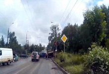 ДТП на Луганской: грузовик на скорости вытолкнул машину на перекресток