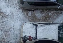 На улице Попова на автомобиль упал снег и разбил заднее стекло