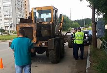 В Кирово-Чепецке трактор протаранил две машины и светофор