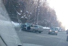 У «Простора» легковушка загнала другую на сугроб