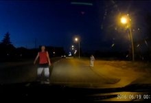 На въезде в Чепецк пьяный пешеход бросился на автомобиль