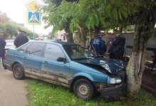 В Чепецке водитель иномарки «затормозил» об дерево, чтобы не сбить ребенка 