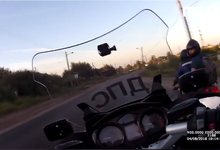 Двое подростков на мотоцикле без номеров удирали от сотрудника ГИБДД