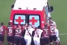 Обе команды футболистов толкали заглохшую машину "скорой помощи"