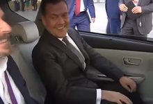 Премьер-министр Дмитрий Медведев прокатился на беспилотном такси