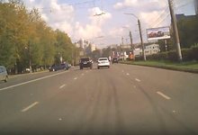 «Через двойную сплошную»: в Кирове мотоциклист попал под колеса легковушки