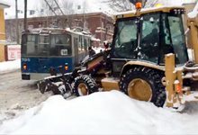 В Кирове уборщик снега спас увязнувший троллейбус и зацепил иномарку