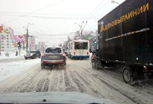 Киров встал в пробках. На дорогах снежная каша, накаты и гололедица