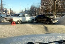 На Воровского столкнулись «Волга» и «Приора»