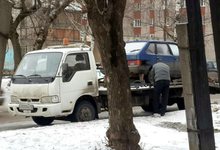 Водитель эвакуатора в Кирове слил бензин из неверно припаркованной машины