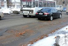 Ремонт на Романа Ердякова: кирпичи из ям разлетаются по всей дороге