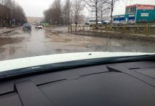 Ямы под лужами. На улице Кольцова водители попадают в «ловушку»