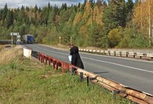 Батюшка освятил аварийную трассу Киров-Пермь