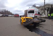 На Октябрьском проспекте мотоцикл врезался в «Калину»