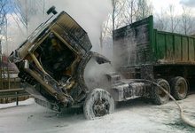 На мосту у Радужного загорелся КамАЗ