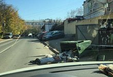 На Герцена мусорный бак с содержимым мешает автовладельцам