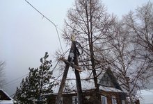 В Опарино фура сломала столб и оставила людей без связи