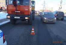 На перекрестке улиц Луганской и Дзержинского КамАЗ сбил пенсионерку