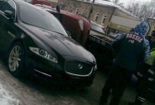 За рулем Jaguar, на который упала «Калина», был кировский врач