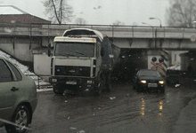 В Котельниче фура со стройматериалами застряла под мостом