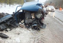 На трассе Киров-Пермь прицеп КамАЗа врезался в Ниву: два человека пострадали