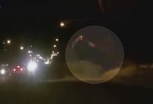 На Производственной Ниссан врезался в ограждение: машину подбросило вверх