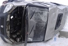 В Яранском районе микроавтобус улетел в кювет и перевернулся 