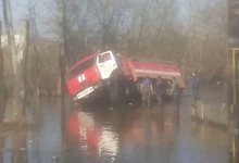 На затопленной улице Красной Звезды застряла машина спасателей