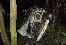 В Котельниче «Ландкрузер» на скорости снес несколько деревьев и загорелся