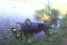 В Котельничском районе иномарка опрокинулась в пруд: водитель погиб