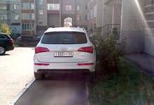 Водитель оставил внедорожник на тротуаре, полностью закрыв его