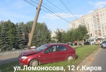 В Кирове пенсионерка на «Лачетти» влетела в столб: есть двое пострадавших
